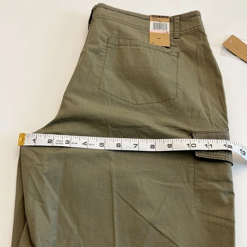 Dkny cotton blend Bermuda/Cargo shorts NWT size 10 green color